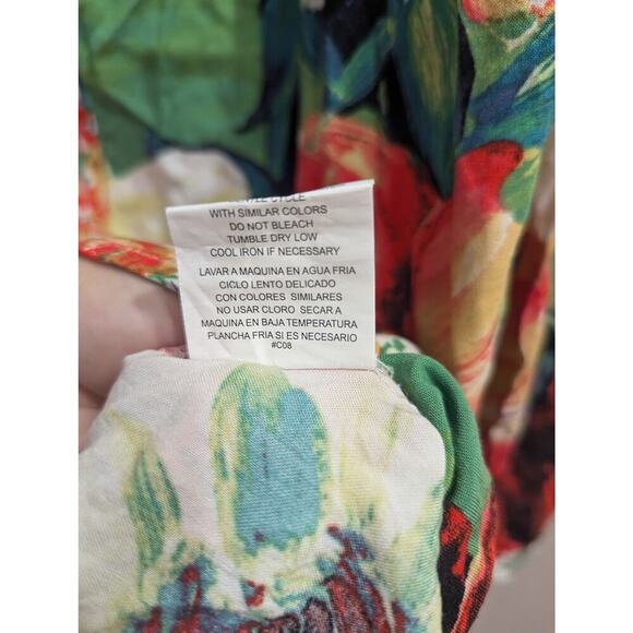 Gorgeous floral Henley neck blouse w/mother of pearl buttons by Fig & Flower 2X - Picture 5 of 10